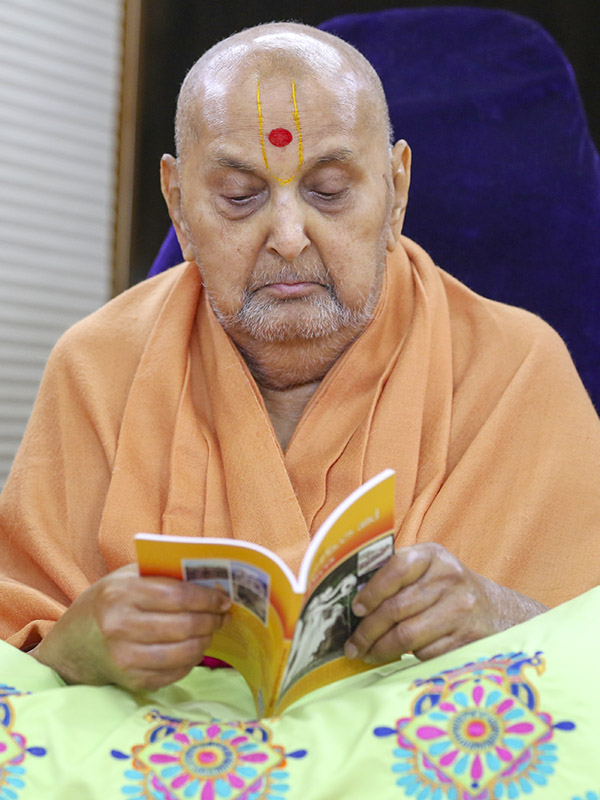 Swamishri inaugurates an English print publication, "Hinduism - Sacred Places and Holy Rivers"