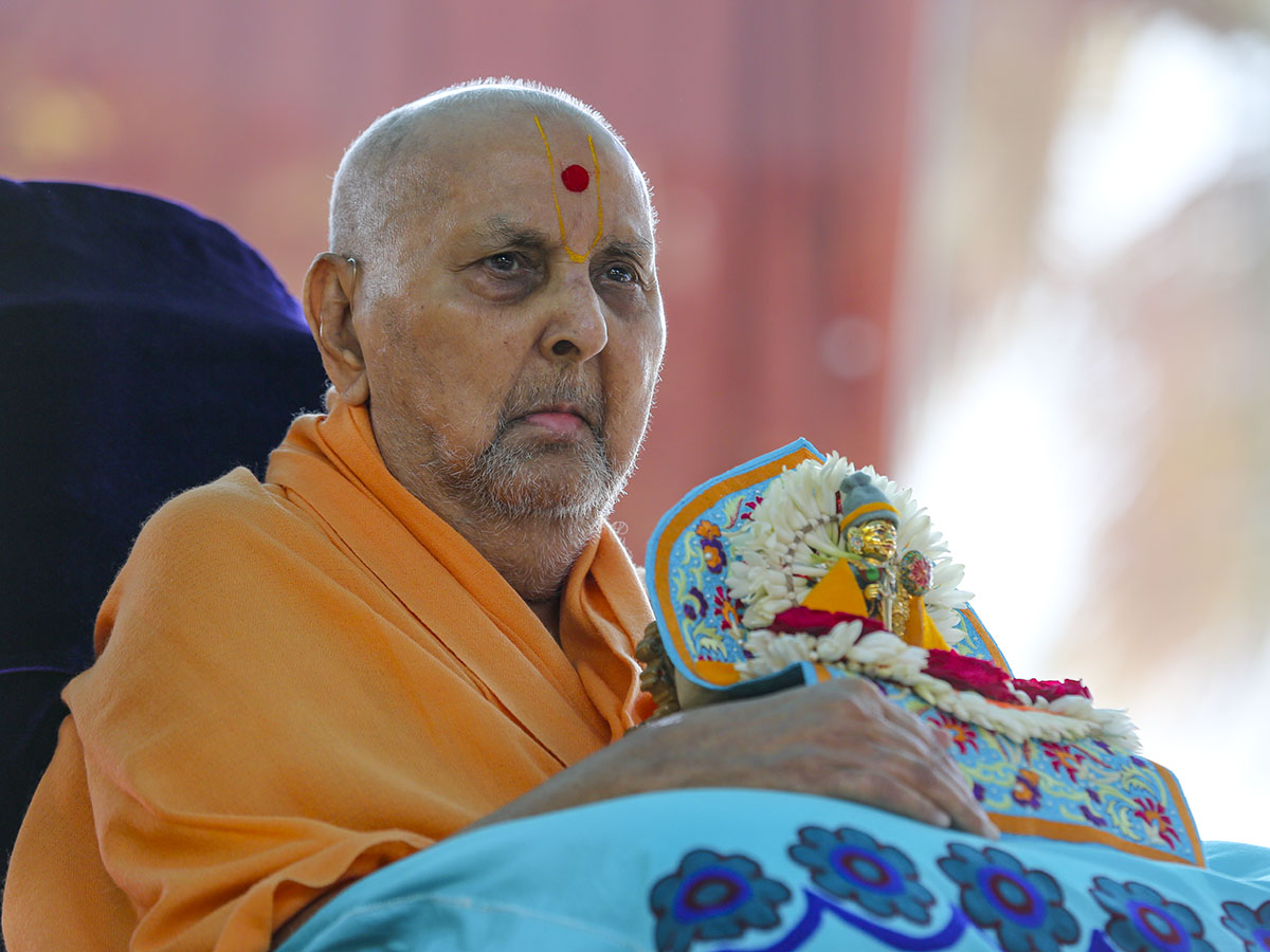 Swamishri arrives in the mandir grounds in the afternoon with Shri Harikrishna Maharaj