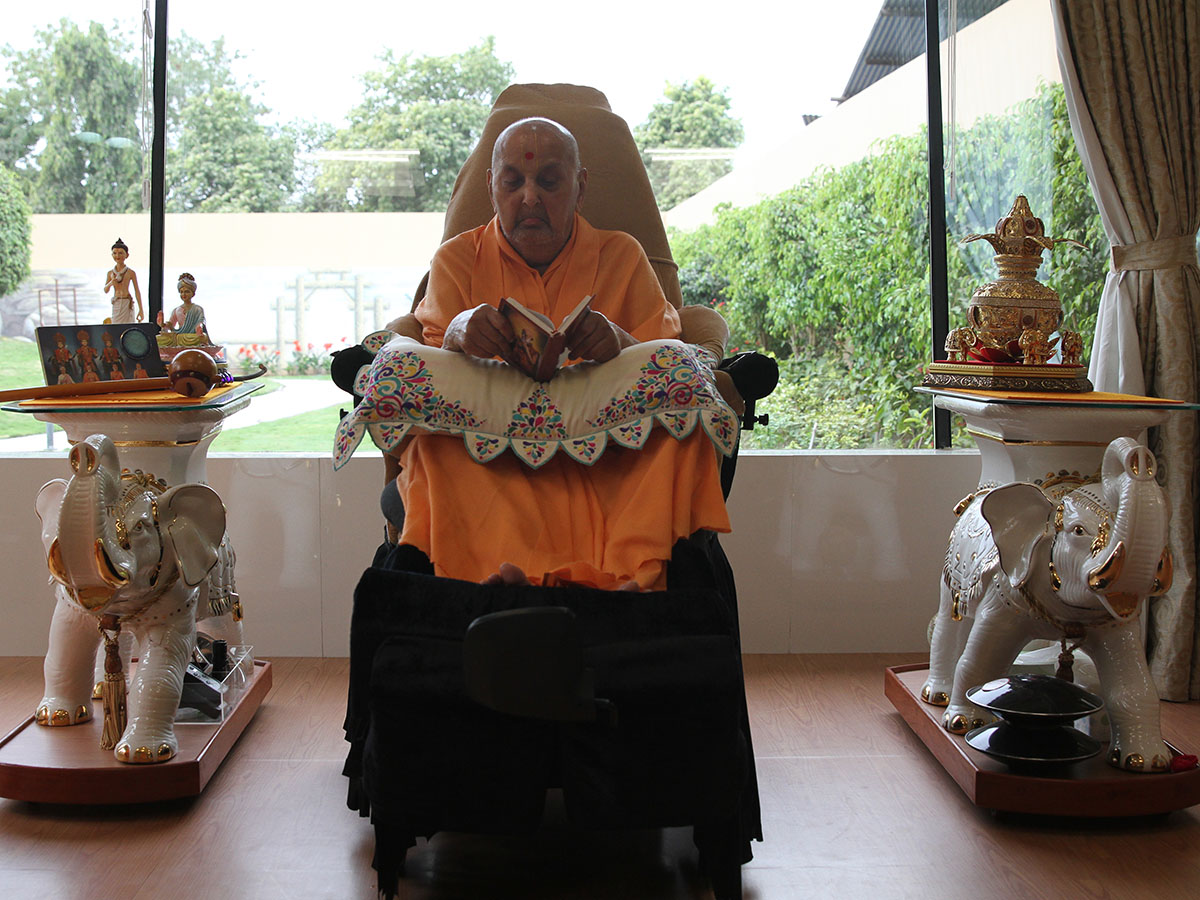 HH Pramukh Swami Maharaj performs his morning puja 