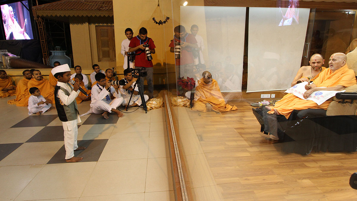 Children perform before Swamishri