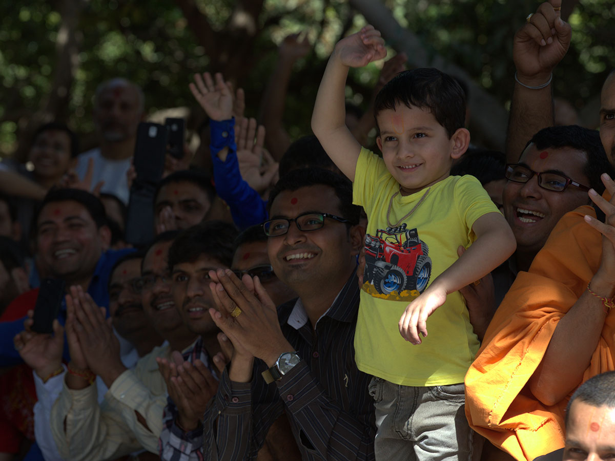 A child rejoices before Swamishri