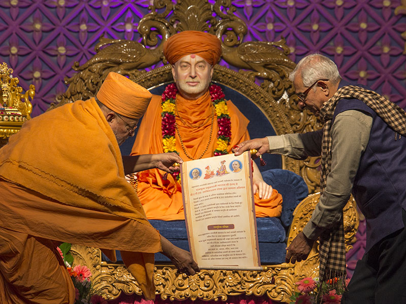Pledge for Clean India being offered at the feet of Pragat Brahmaswarup Pramukh Swami Maharaj by Gujarat Governor Shri O P Kohli and Pujya Ishwarcharan Swami 