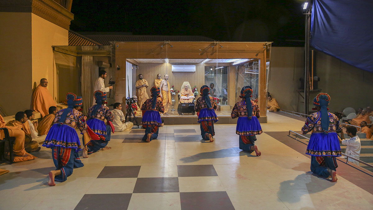 Children perform a traditional dance before Swamishri
