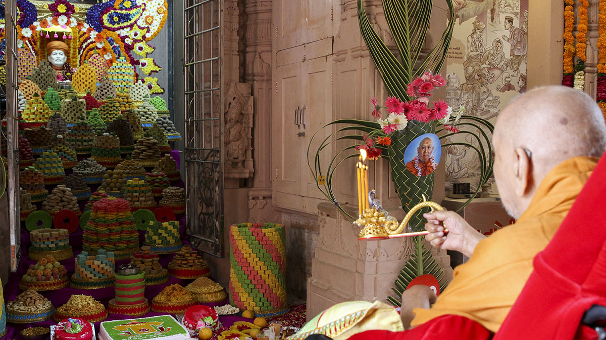 Swamishri performs arti at the Yagnapurush Smruti Mandir on Shastriji Maharaj's Saardh Shatabdi Mahotsav