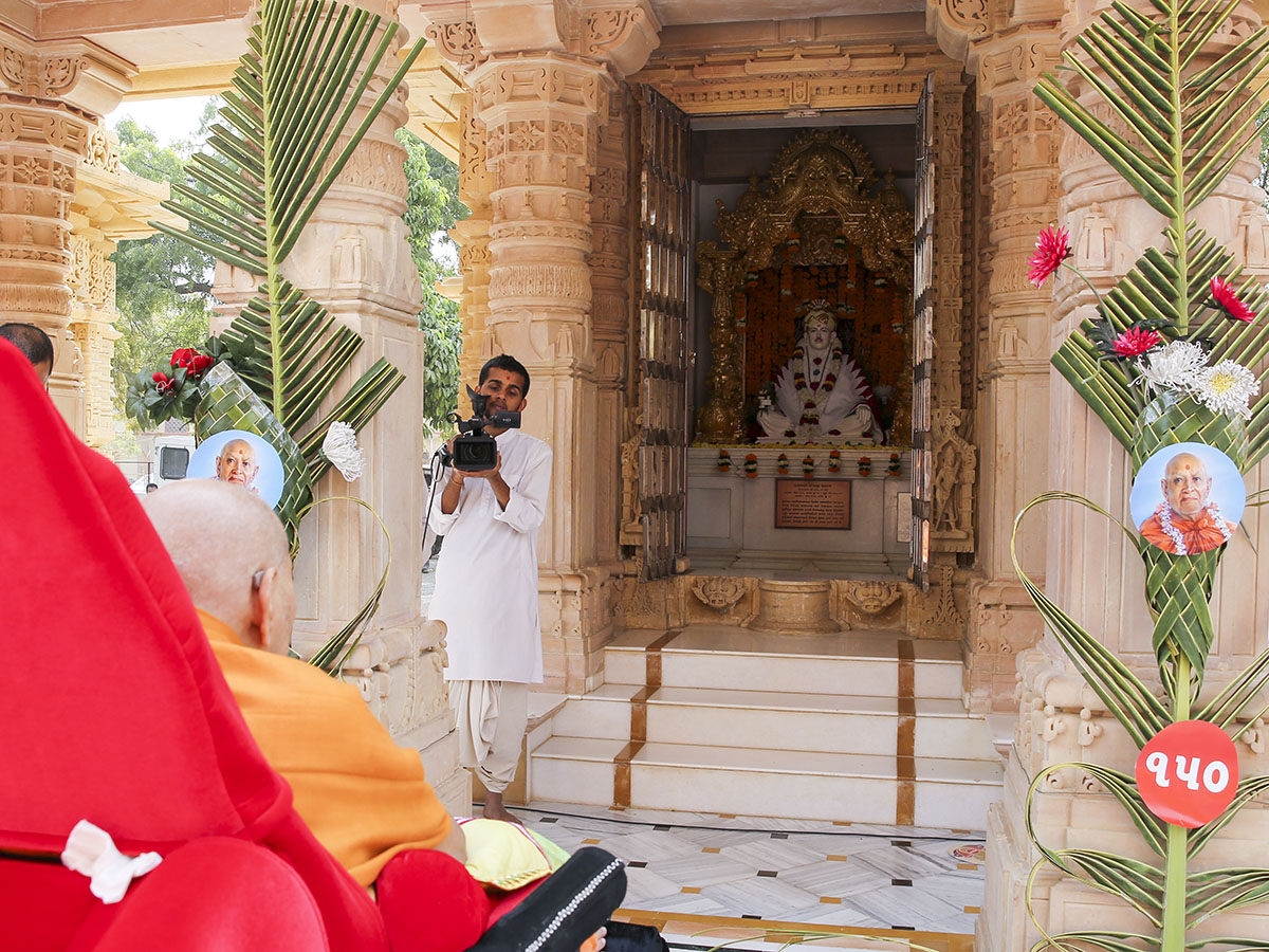 Swamishri doing darshan of Guru Parampara