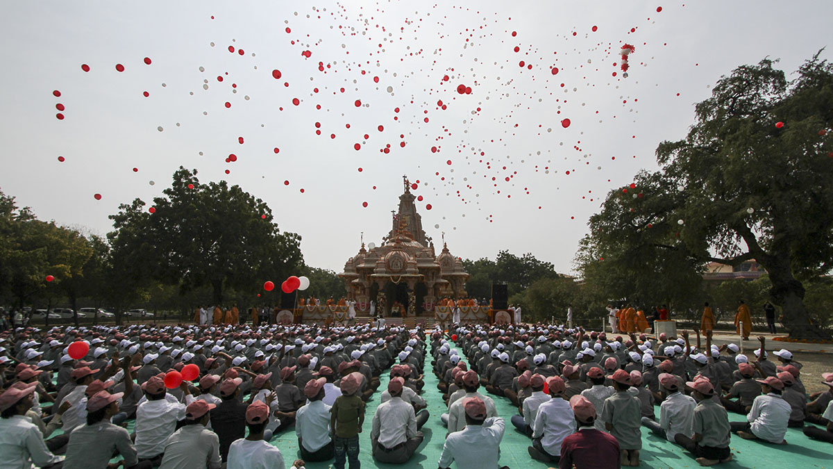 Students release balloons to start the celebrations on Shastriji Maharaj Saardh Shatabdi Mahotsav