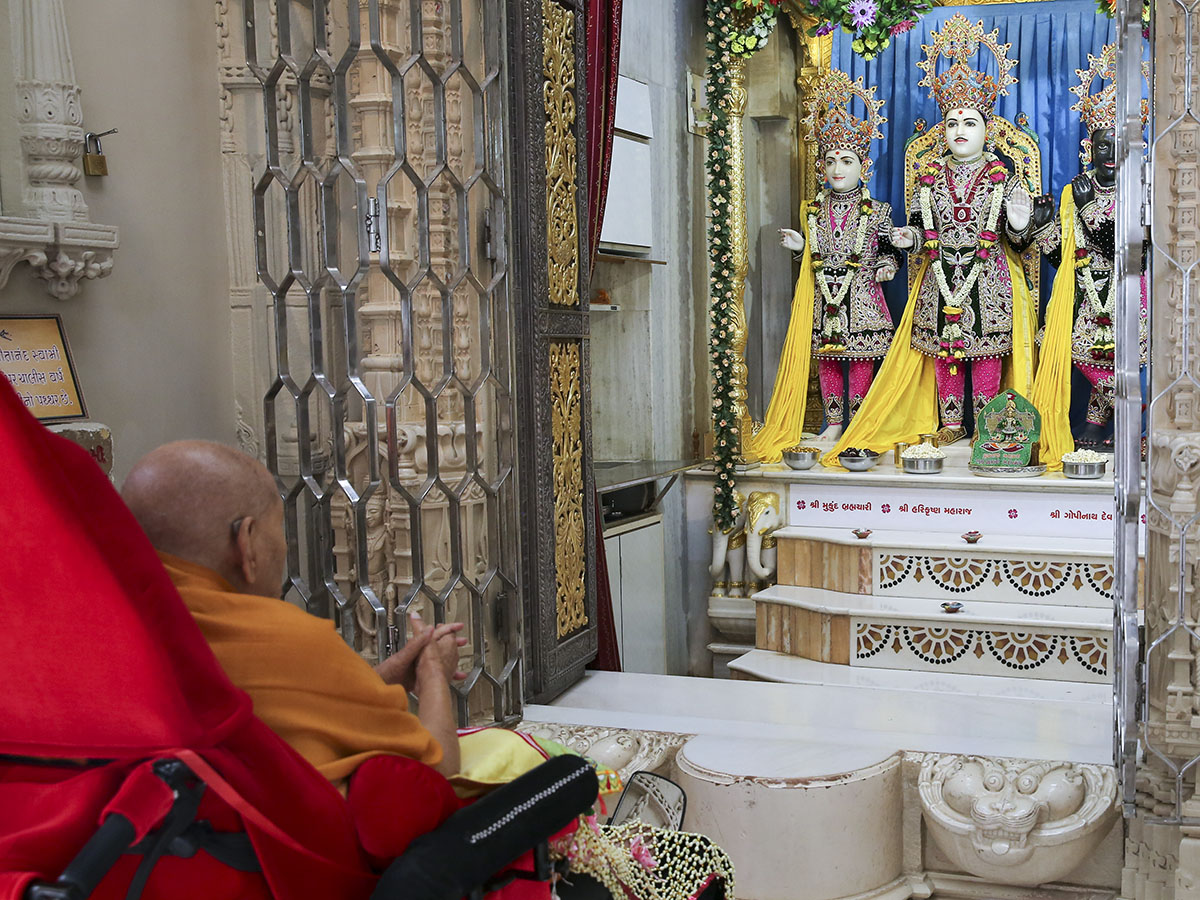 Swamishri arrives for Thakorji's darshan 
