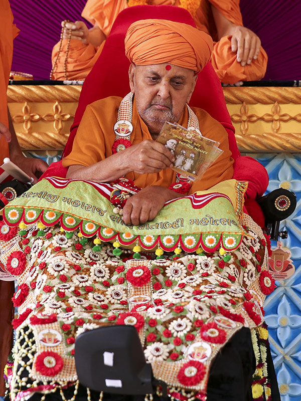 Swamishri inaugurates a new audio publication, 'Jivya Amare Kaaj Shastriji Maharaj'