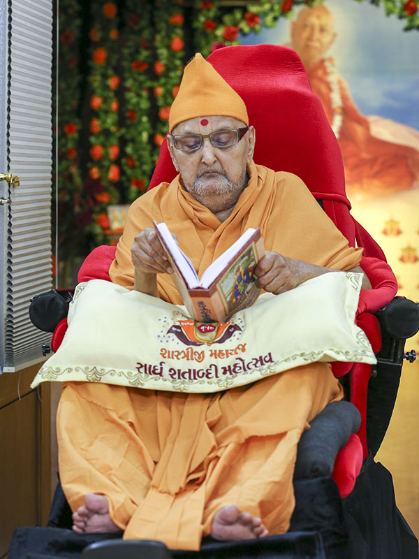 Swamishri reads the Bhaktachintamani
