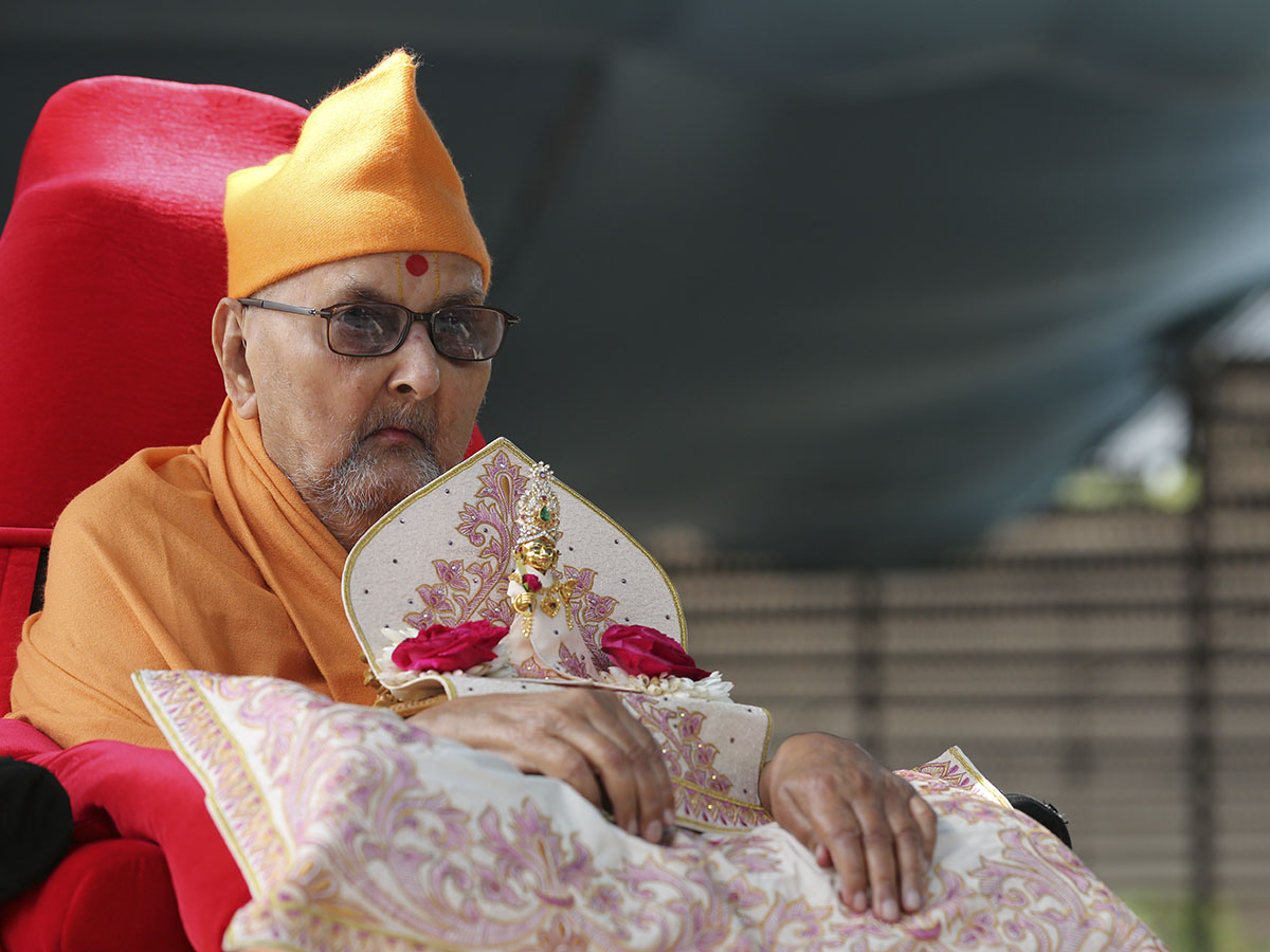 Swamishri arrives in the mandir grounds with Shri Harikrishna Maharaj