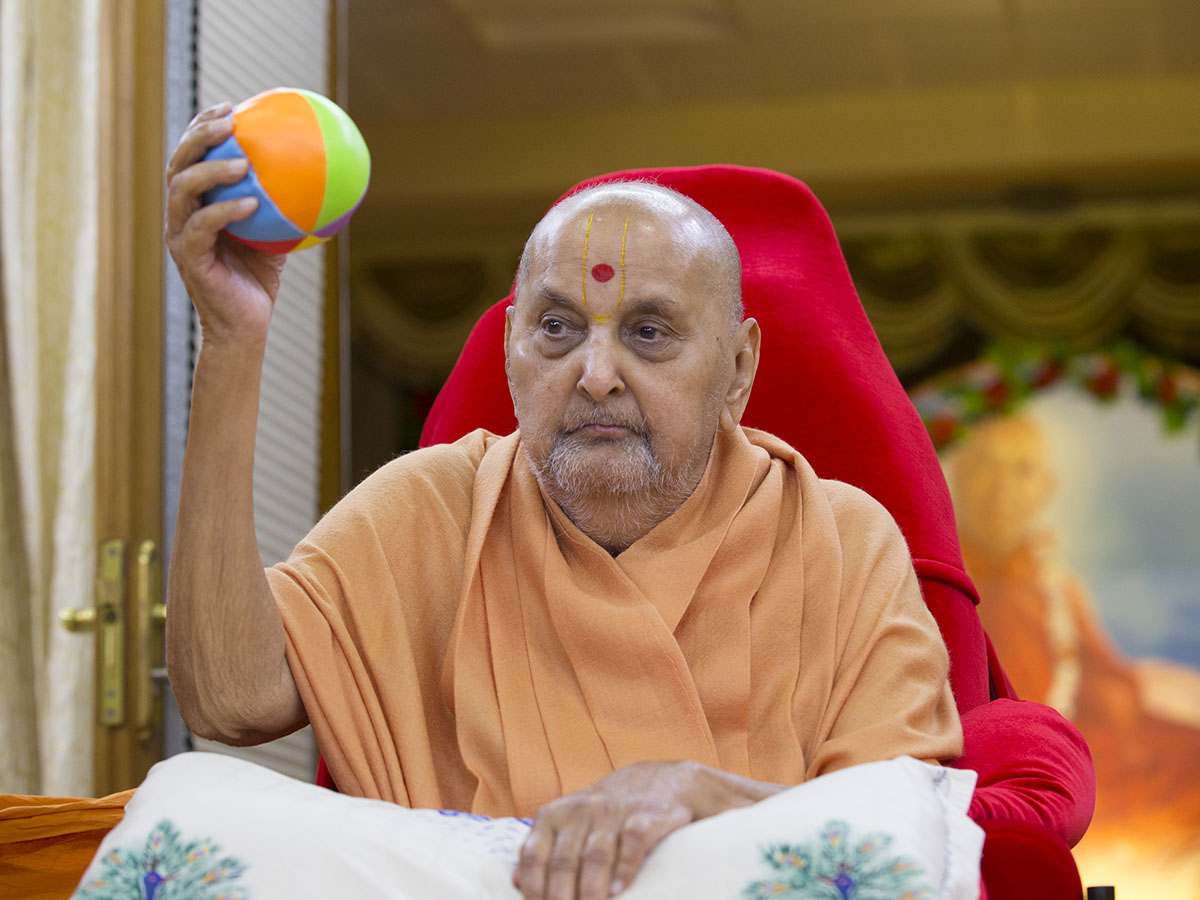 Swamishri sanctifies a ball