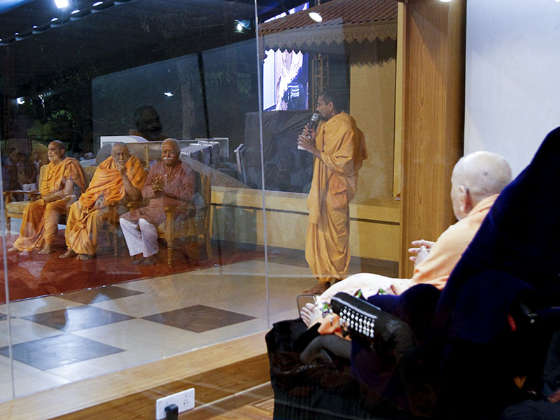 Shri Mohan Bhagwat doing darshan of HH Pramukh Swami Maharaj