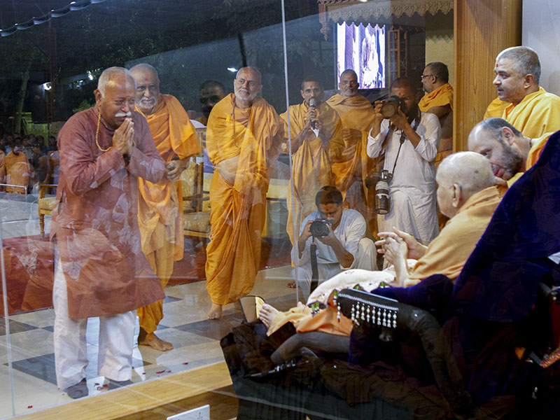 Shri Mohan Bhagwat doing darshan of HH Pramukh Swami Maharaj
