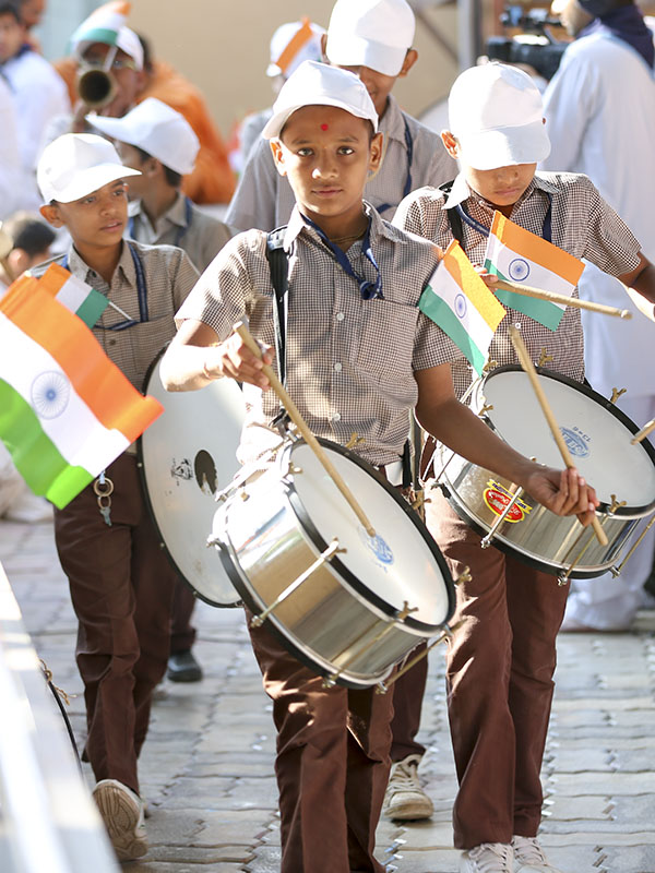 Students of Swaminarayan Vidyamandir parade before Swamishri to mark Republic Day of India
