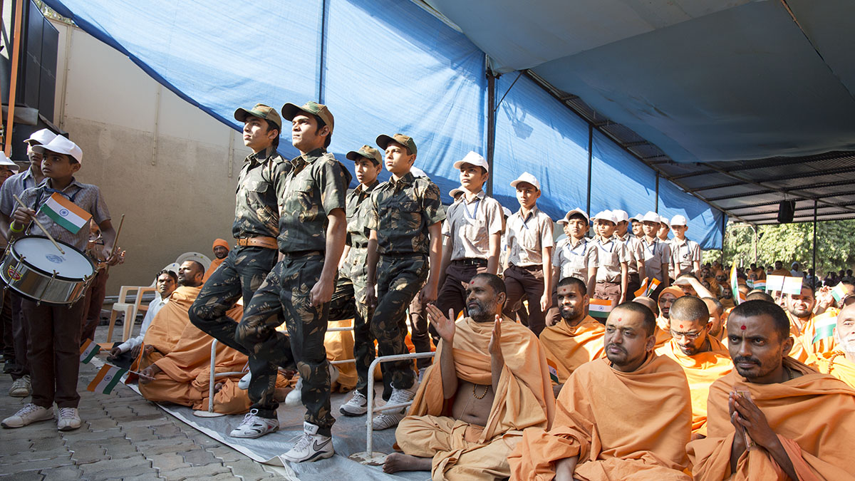 Students of Swaminarayan Vidyamandir parade before Swamishri 