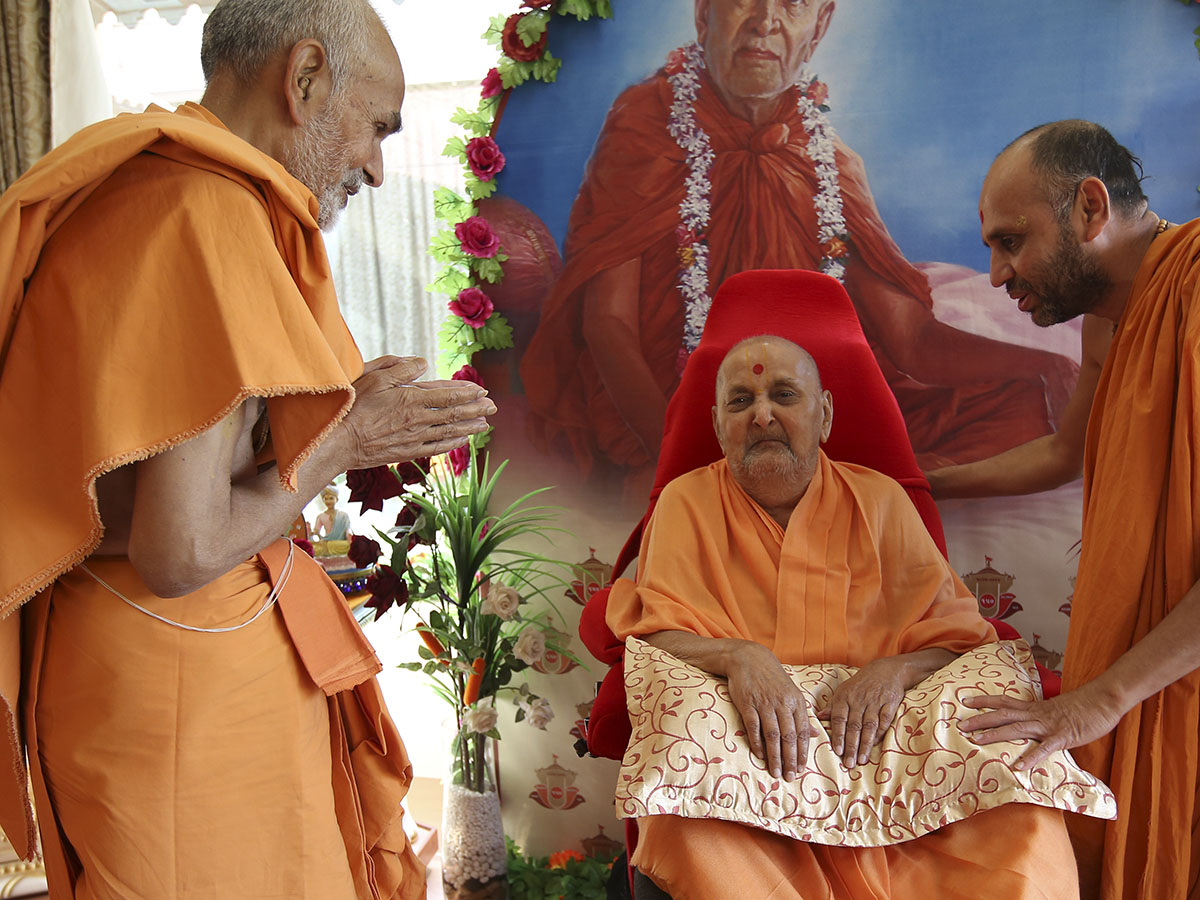 Swamishri blesses Pujya Keshavjivan Swami (Pujya Mahant Swami)