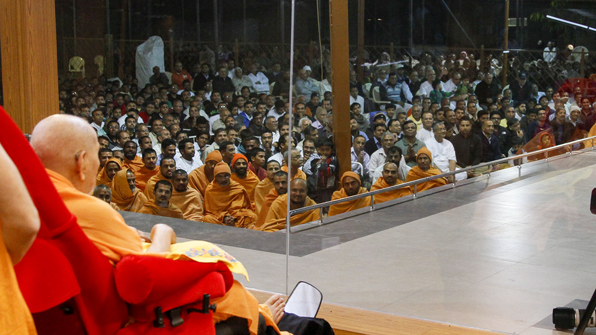 Swamishri arrives in the mandir grounds in the evening