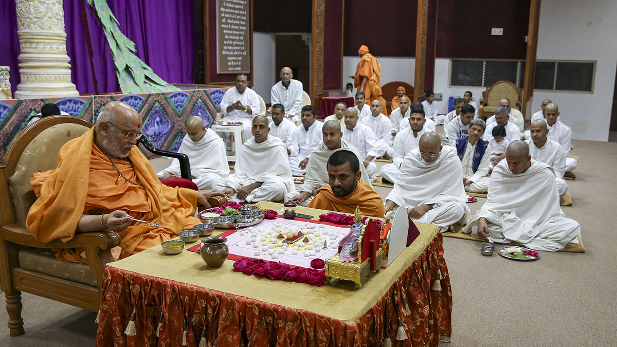 Pujya Ghanshyamcharan Swami performs diksha mahapuja for five parshads to be given diksha as sadhus and seven sadhaks to be given diksha as parshads