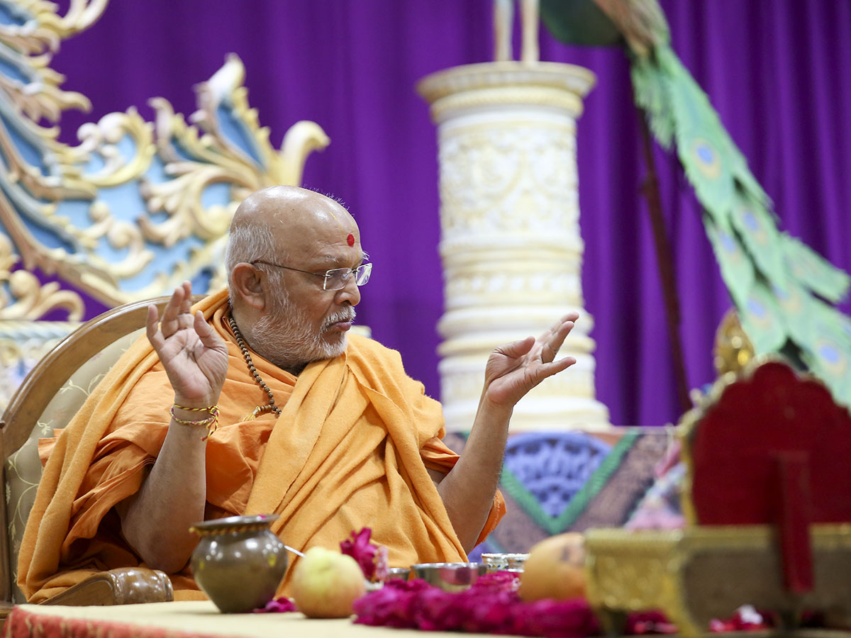 Pujya Ghanshyamcharan Swami performs diksha mahapuja