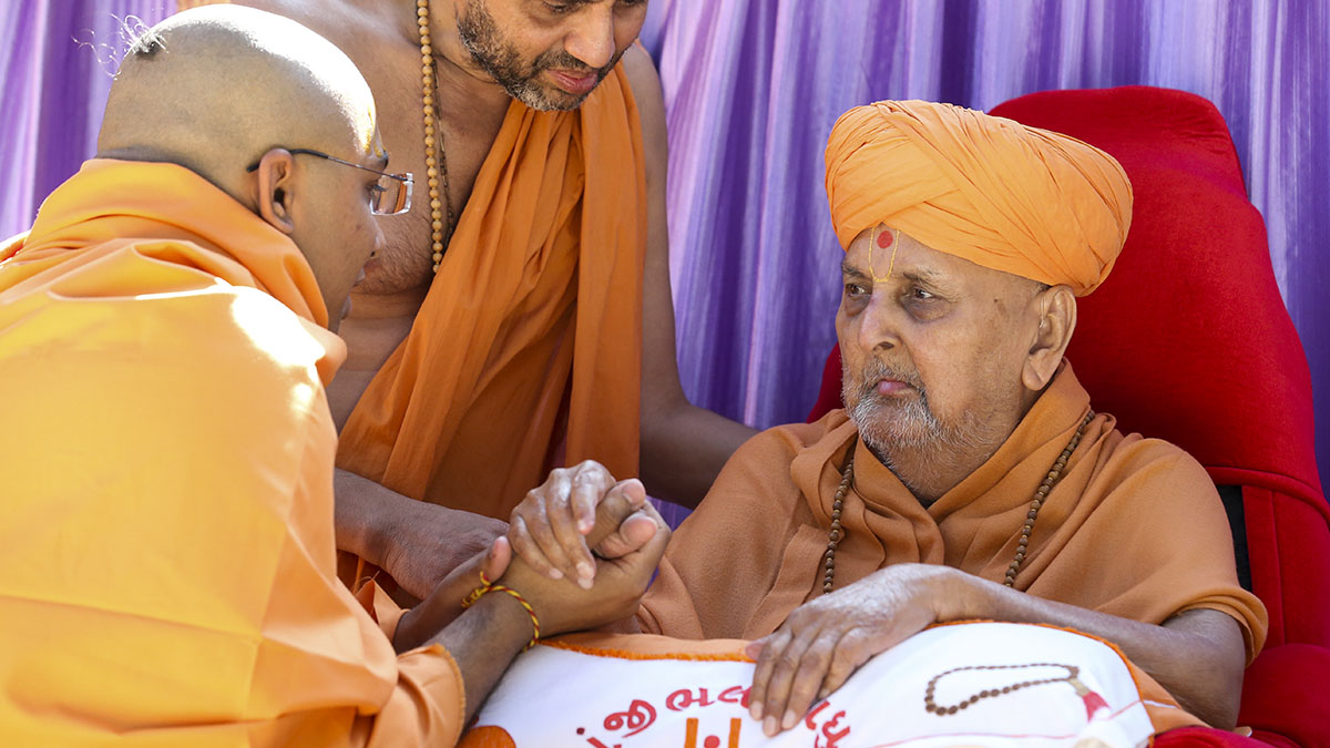 Swamishri gives diksha mantra to newly initiated sadhus
