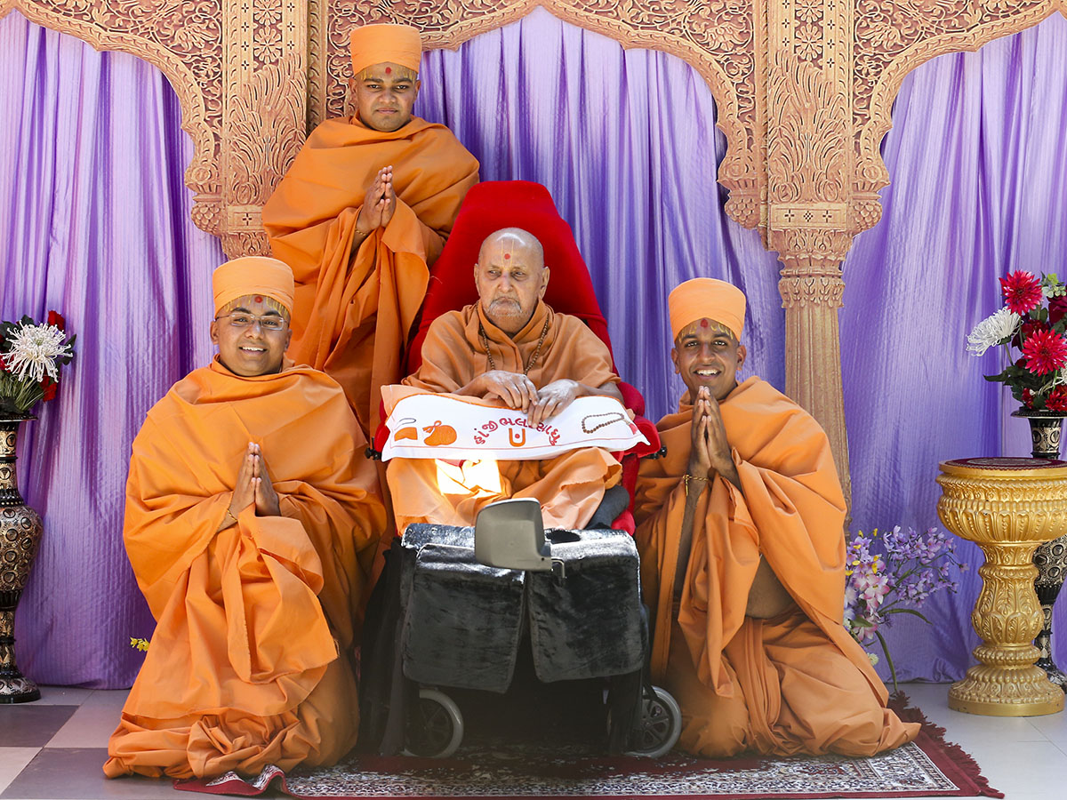 Newly initiated sadhus with Swamishri