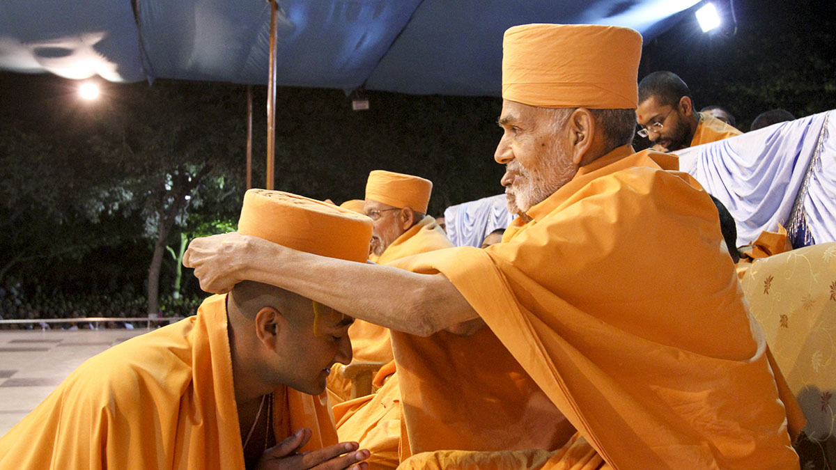 Pujya Mahant Swami blesses newly initiated sadhus