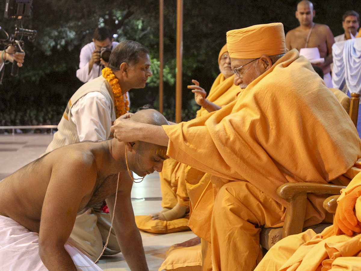 Pujya Bhaktipriya Swami (Pujya Kothari Swami) blesses a newly initiated parshad