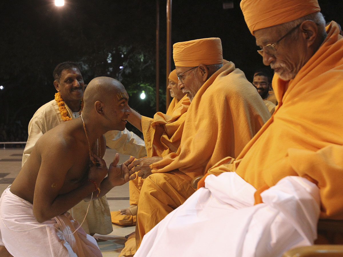 Pujya Kothari Swami blesses a newly initiated parshad