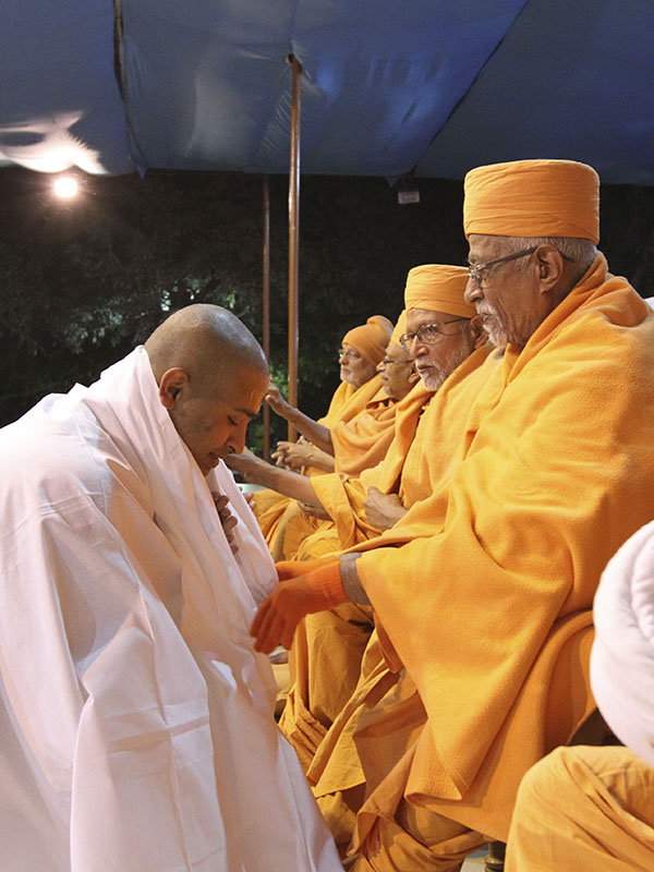 Pujya Swayamprakash Swami (Pujya Doctor Swami) blesses a newly initiated parshad