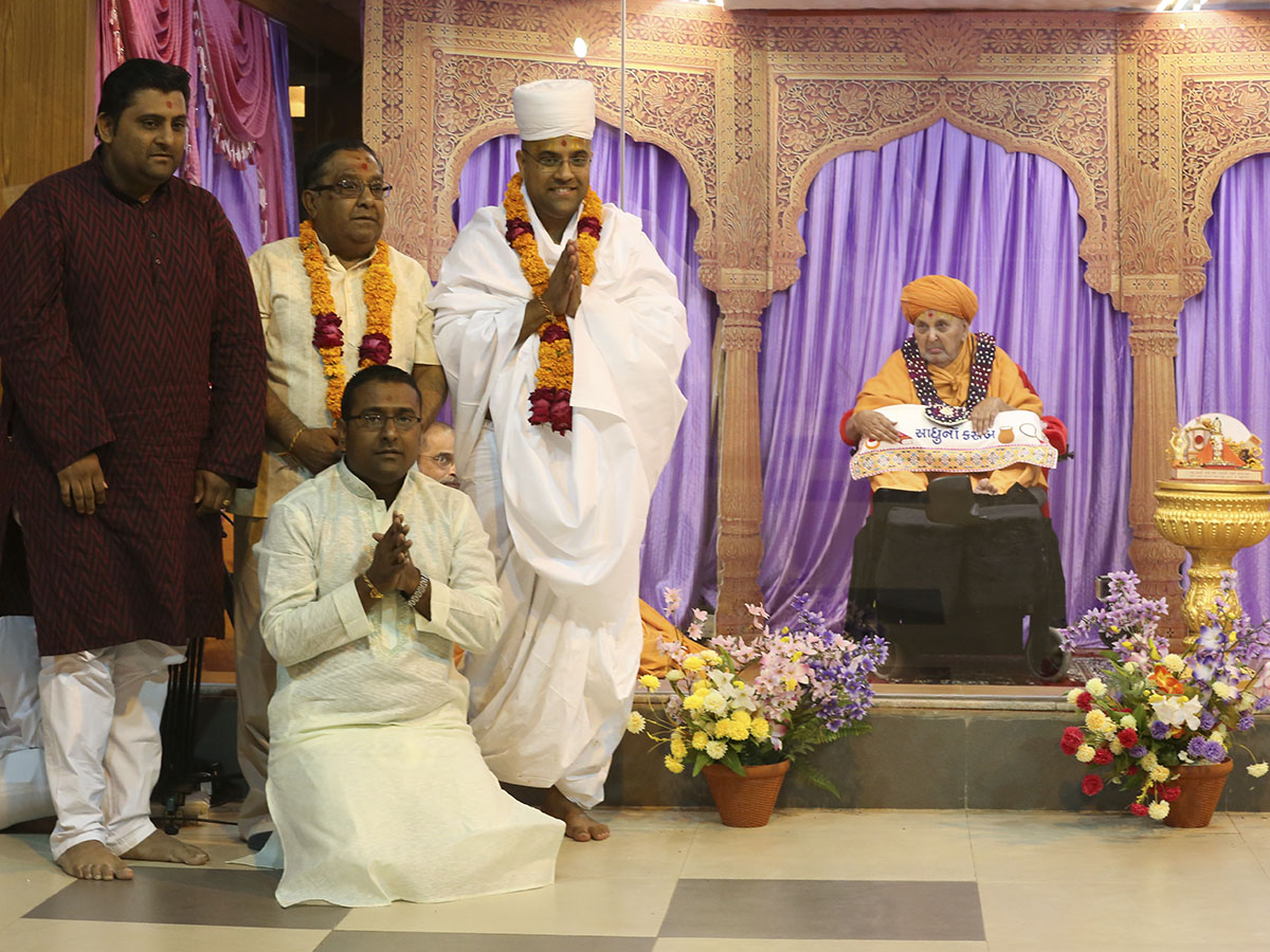 A newly initiated parshad and family members with Swamishri