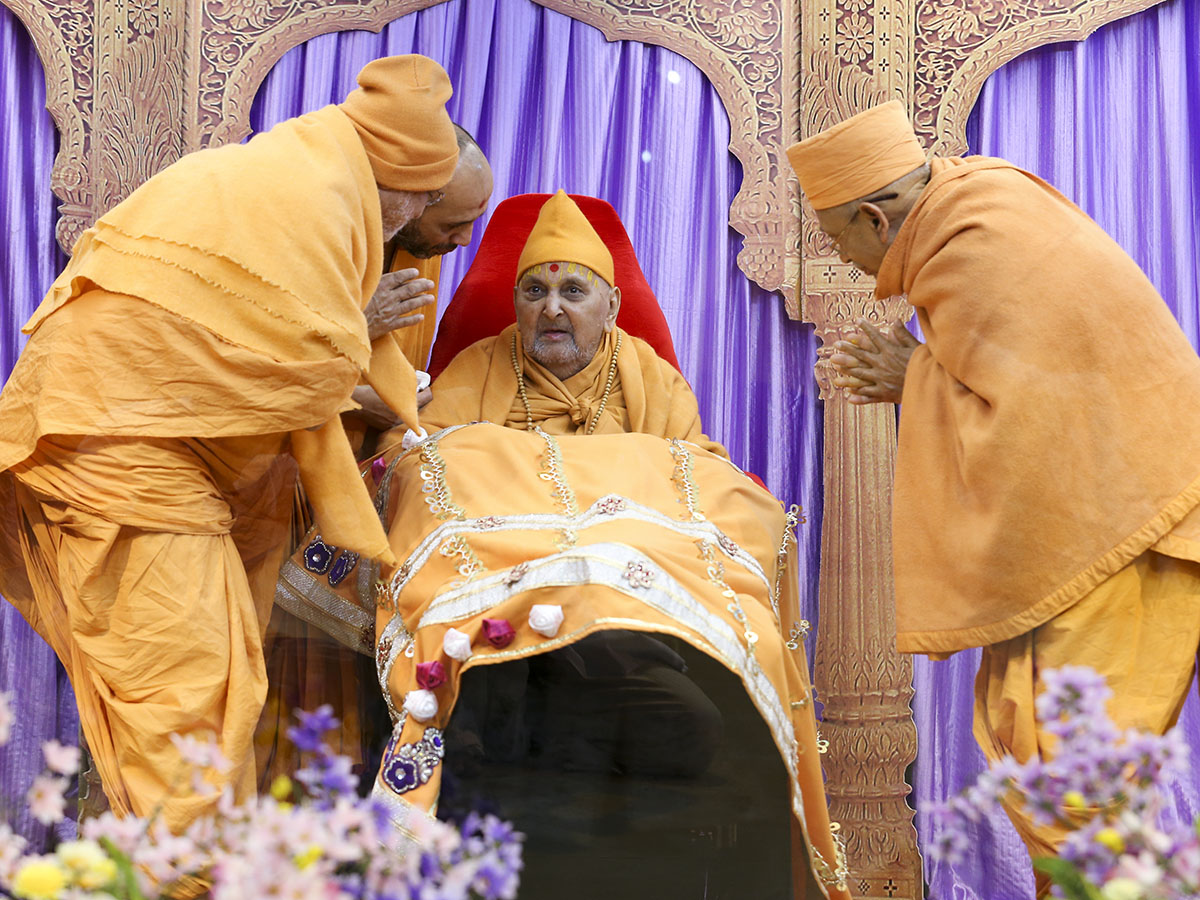Swamishri blesses Pujya Ishwarcharan Swami and Pujya Tyagvallabh Swami