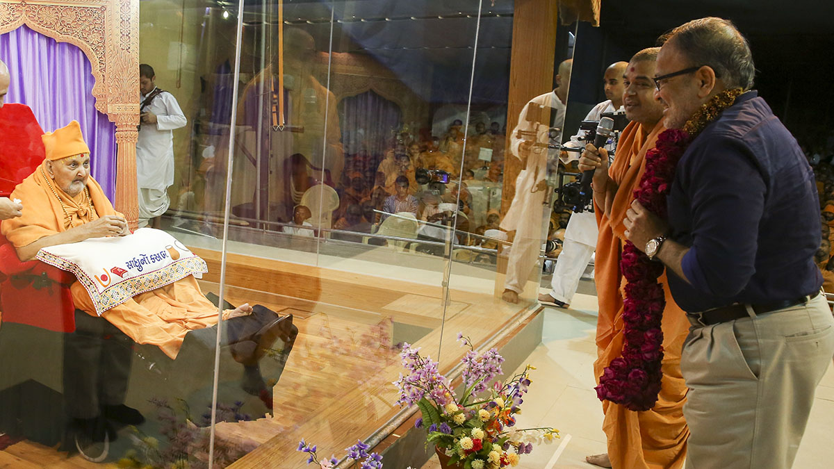 Swamishri blesses Dr. Tejas Patel