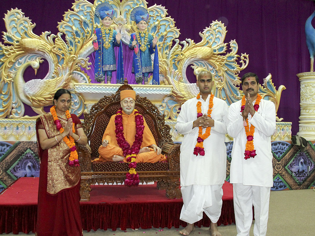 Parents of a sadhak are honored with garlands