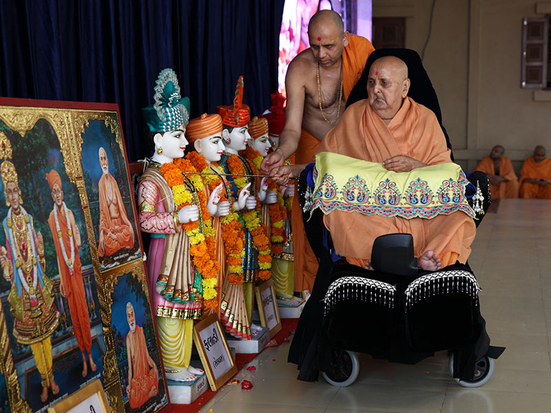 Swamishri performs the murti-pratishtha rituals for the Falandi murtis in Sarangpur on 10 October 2014