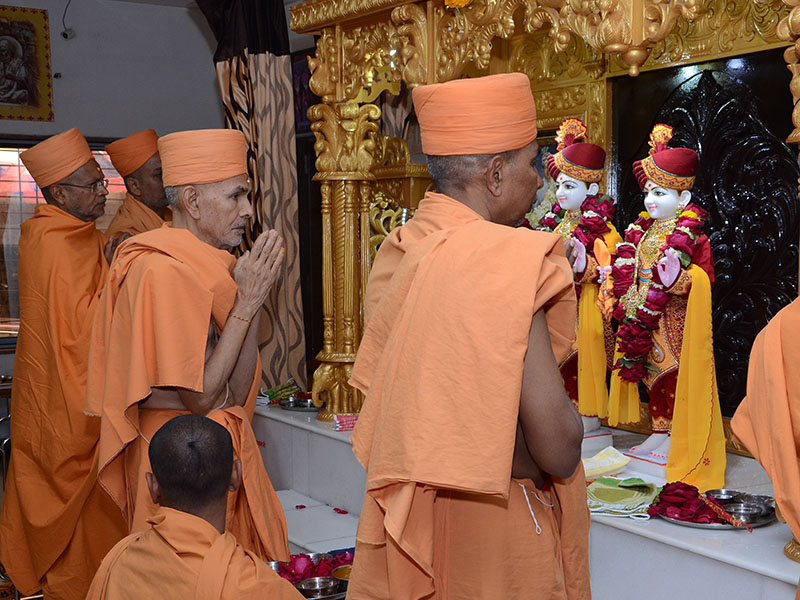Murti-Pratishtha by Pujya Keshavjivan Swami (Pujya Mahant Swami), BAPS Shri Swaminarayan Mandir, Vansda