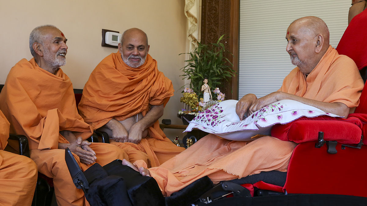 Swamishri in a divine, jovial mood with Pujya Keshavjivan Swami (Pujya Mahant Swami) and Pujya Viveksagar Swami
