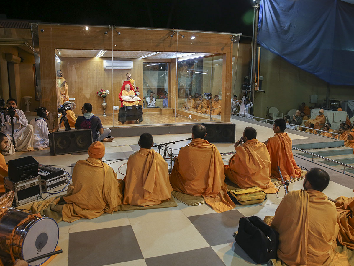 Sadhus sing kirtans before Swamishri