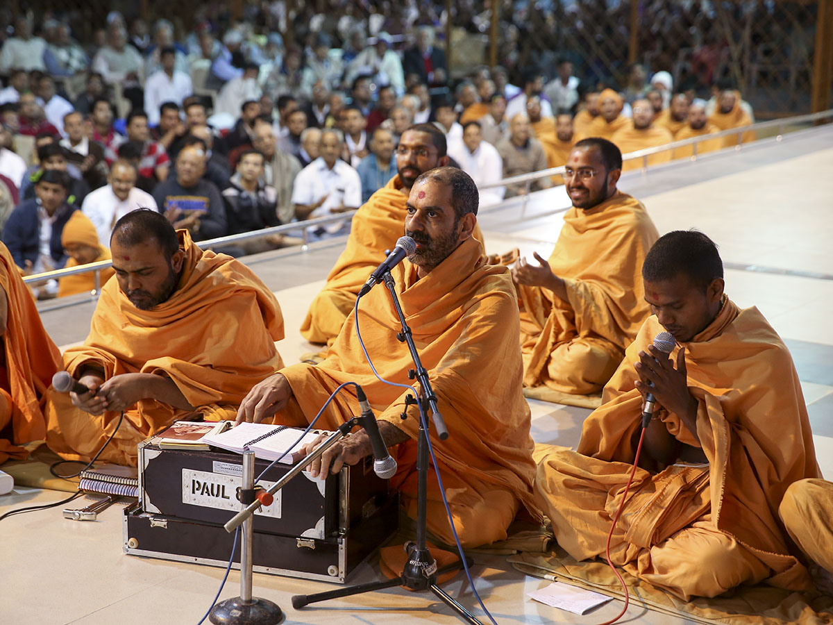 Sadhus sing kirtans before Swamishri