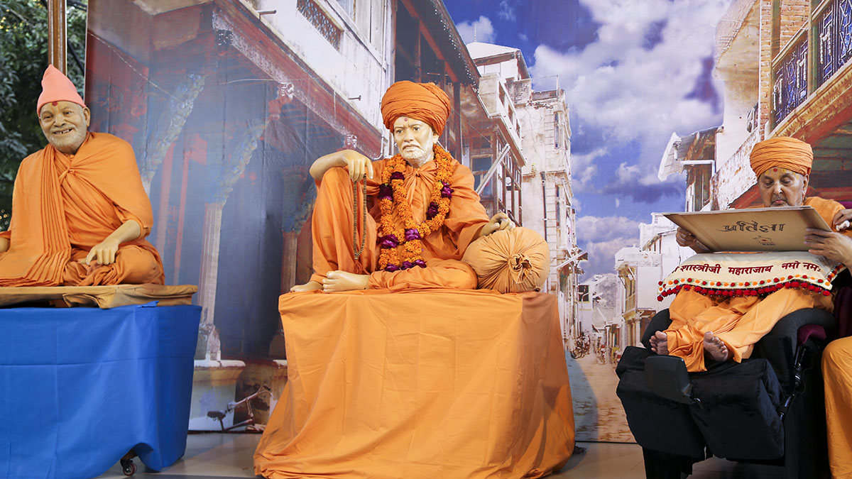 Swamishri reads the 'Pratigna' (oath) which he took when appointed as head of BAPS Swaminarayan Sanstha at Ambliwali Pol, Ahmedabad, by Shastriji Maharaj and in the presence of Yogiji Maharaj 