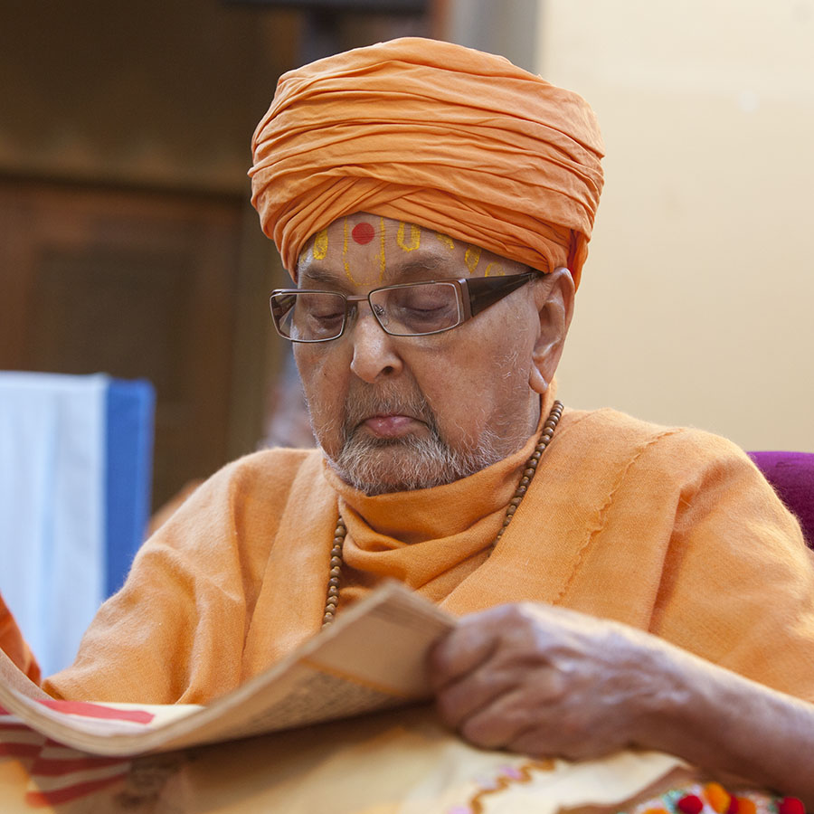 Swamishri reads the Satsangijivan scripture