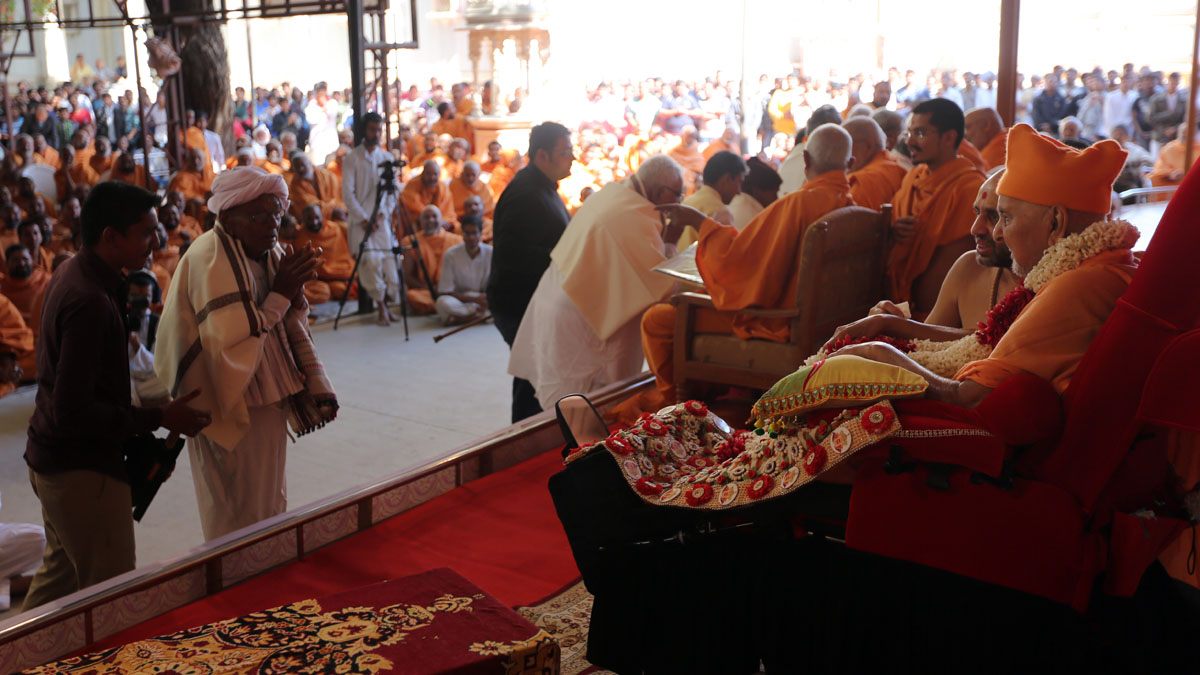 Swamishri blesses devotees from Shastriji Maharaj's time