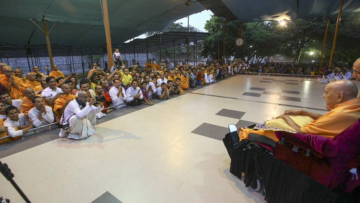 Sadhus and devotees doing darshan of Swamishri 