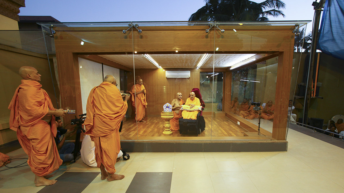 Pujya Bhaktipriya Swami (Pujya Kothari Swami) and Pujya Viveksagar Swami perform arti