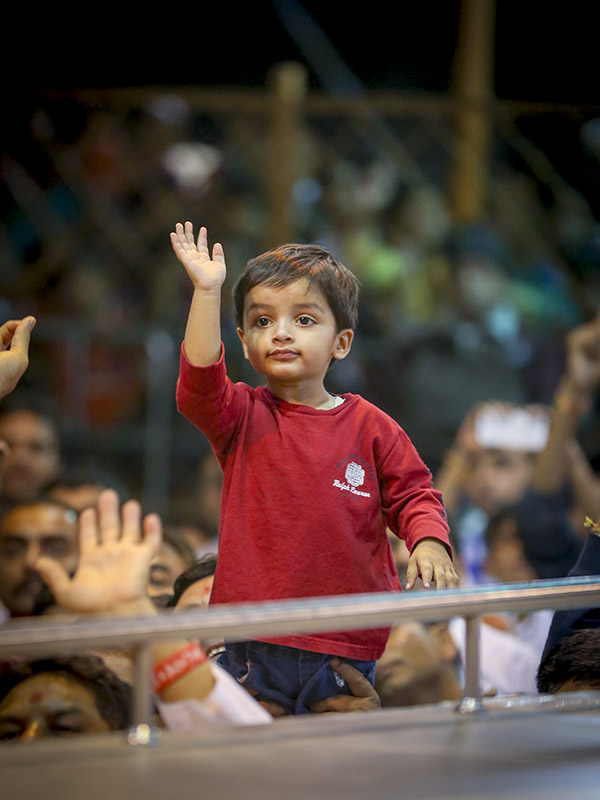 A child rejoices before Swamishri