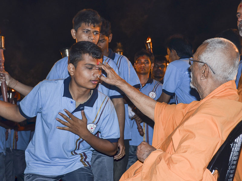 Pujya Swayamprakash Swami (Pujya Doctor Swami) blesses youths at Atladra