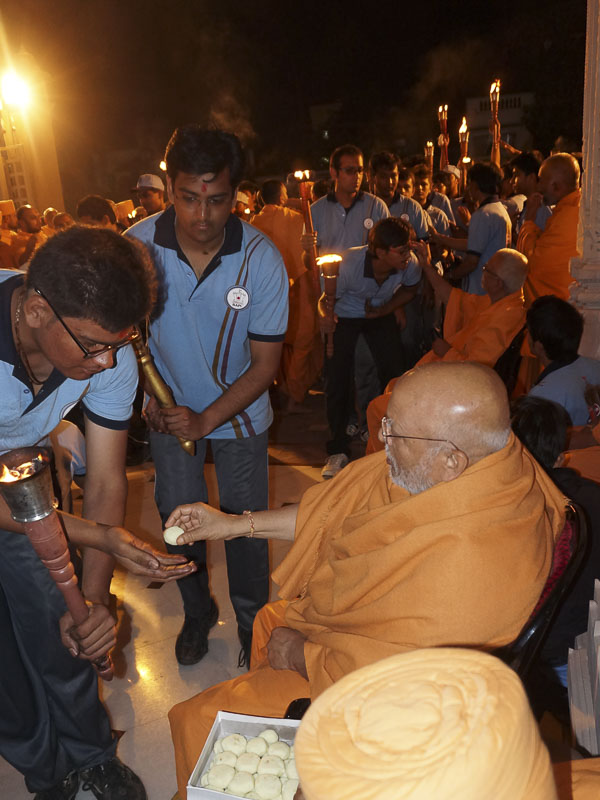 Pujya Ghanshyamcharan Swami blesses youths at Atladra