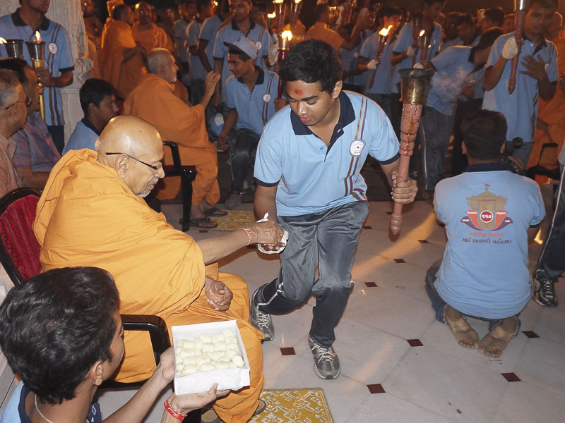 Pujya Tyagvallabh Swami blesses youths at Atladra