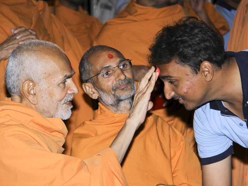 Pujya Keshavjivan Swami (Pujya Mahant Swami) blesses youths at Atladra