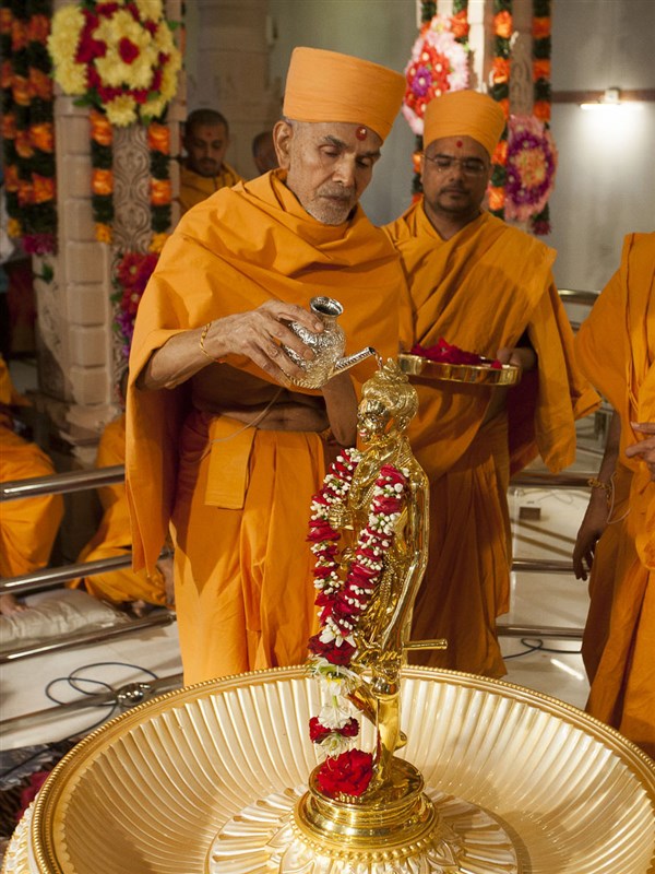 Pujya Mahant Swami performs abhishek of Shri Nilkanth Varni