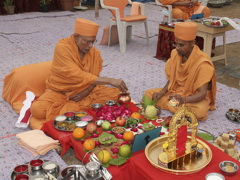 Mahapuja rituals being performed by Pujya Bhaktipriya Swami (Pujya Kothari Swami)